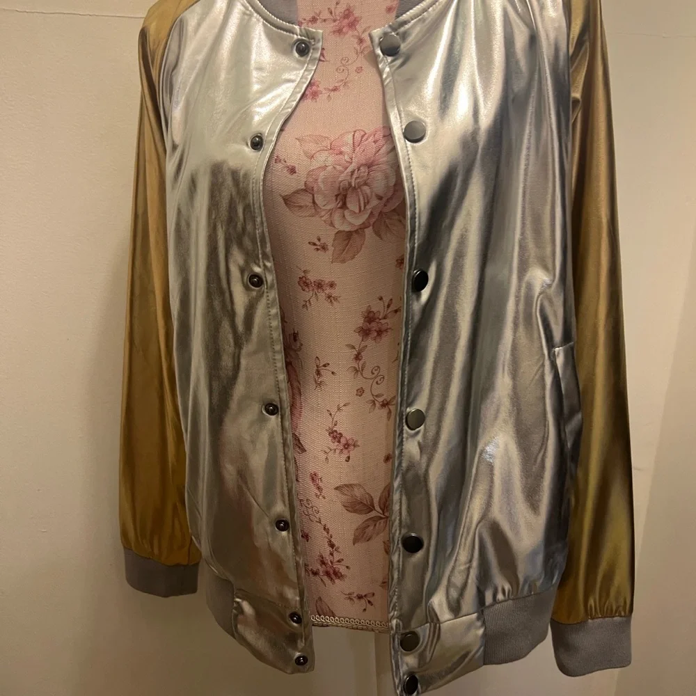 Stylish Metallic Bomber Jacket in Silver and Gold - Picture 6 of 7